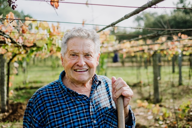 Antoine, agriculteur bio passionné, dans son potager